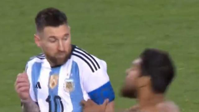 Neye uğradığını şaşırdı! Yarı çıplak taraftarın Messi'ye yaptıkları maçın önüne geçti