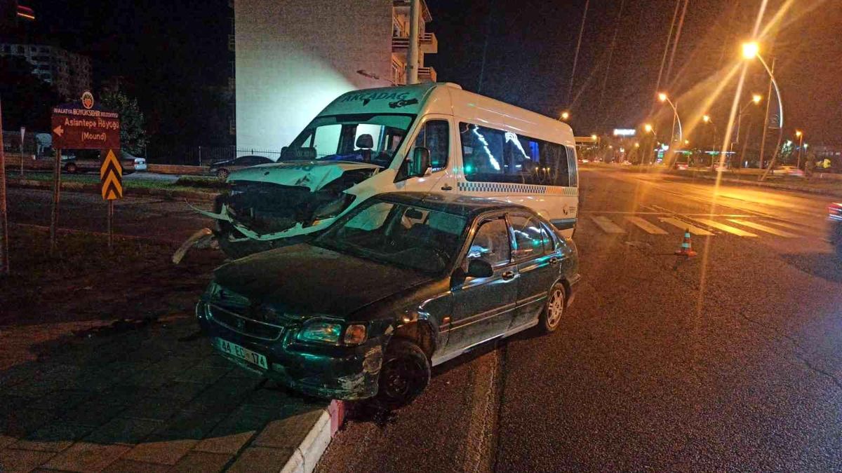 Son dakika haber! Otomobil ile minibüs çarpıştı: 1 yaralı