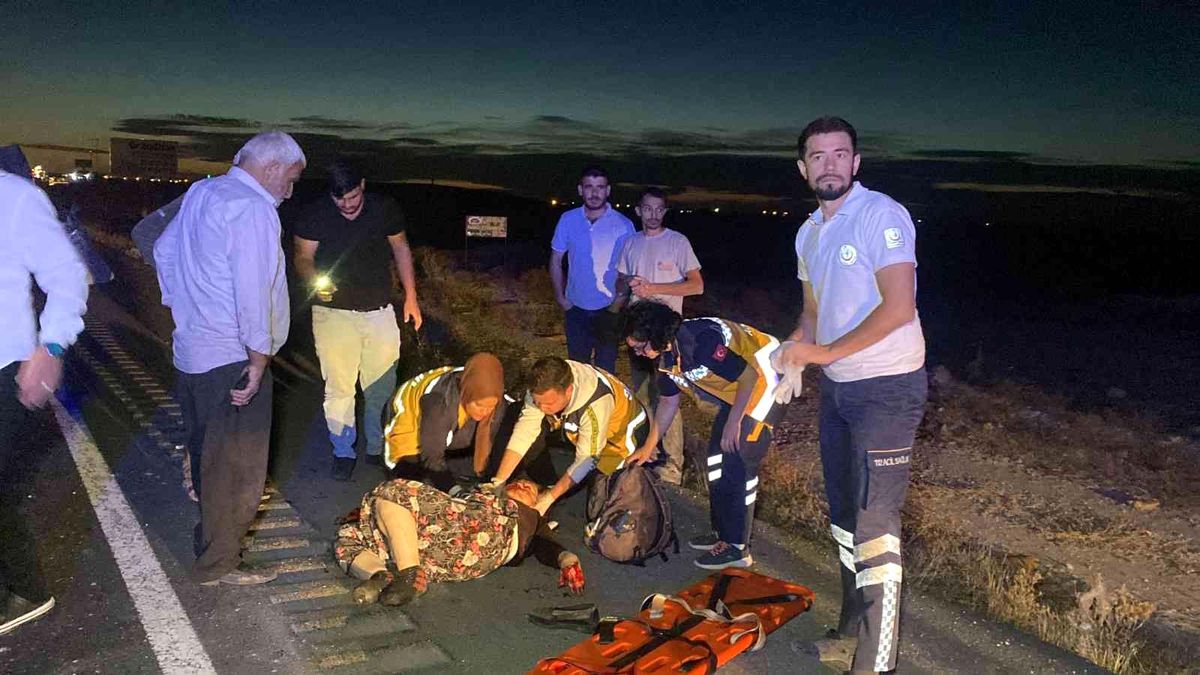 Son dakika haber: Otomobil traktöre arkadan çarptı: 2'si ağır 3 yaralı