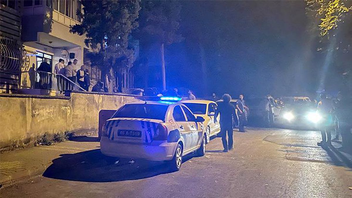 İntihar ihbarına giden polislere bıçaklı saldırı! Zanlı, vurularak etkisiz hale getirildi