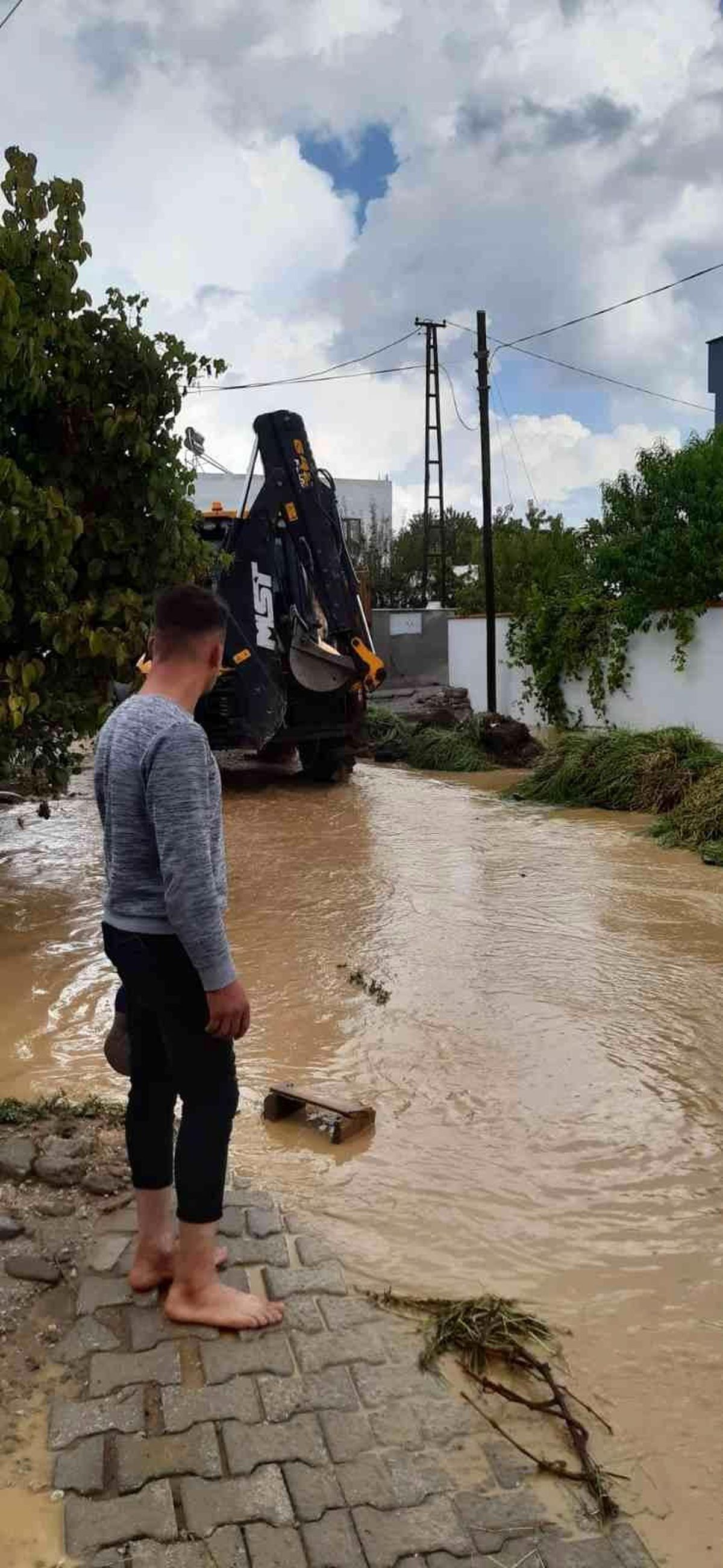 Sağanak yağış yolları dereye çevirdi