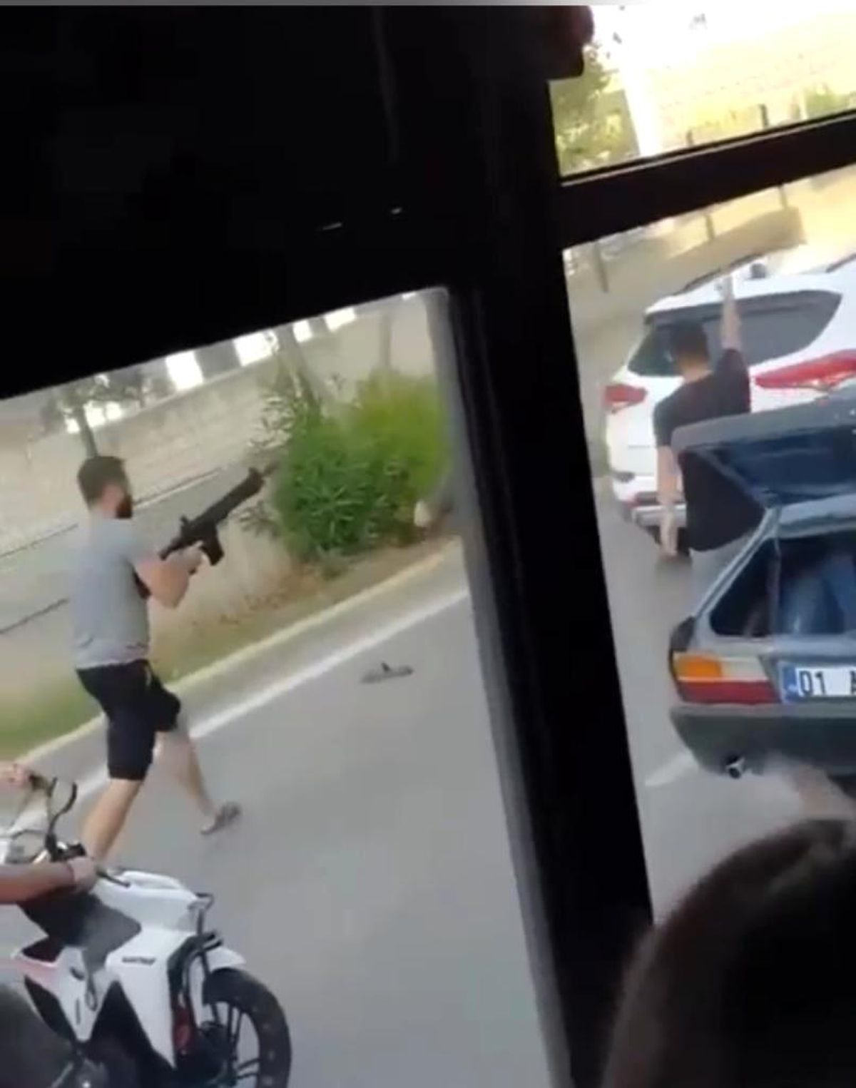 Trafikte tartıştığı sürücüye pompalı tüfekle ateş açtı... O anlar kamerada