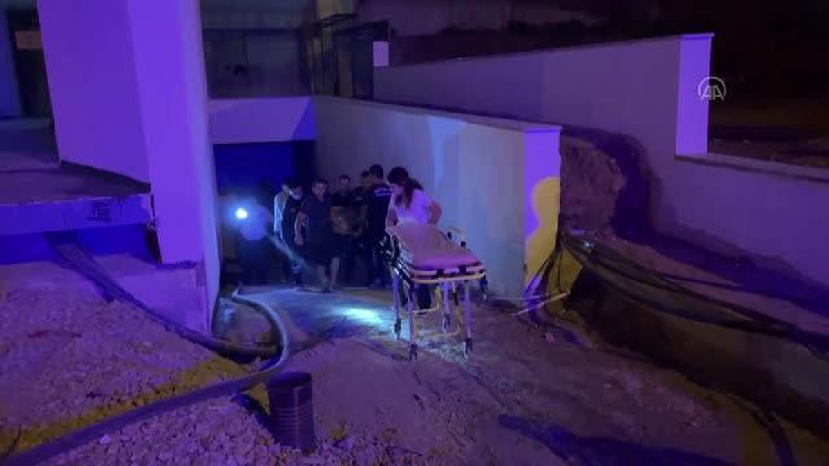Asansör boşluğuna düşen 2 işçi yaralandı