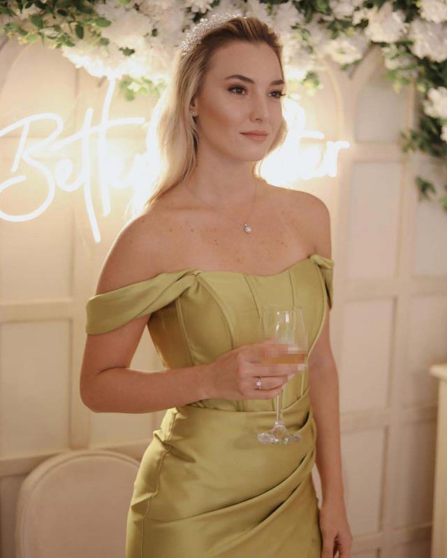 Aşklarıyla Survivor damga vuran Sude Burcu ve Mert Öcal çifti nişanlandı