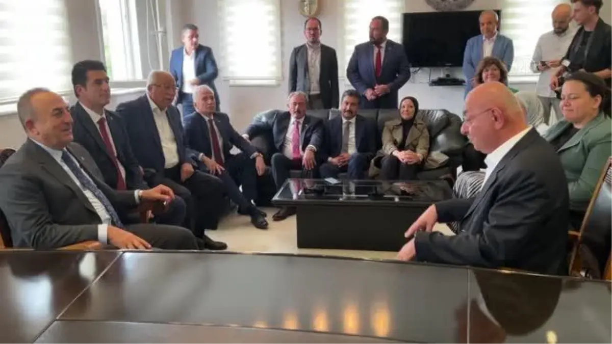 Bakan Çavuşoğlu, tekstil fabrikasını ziyaret etti, işçilerle yemek yedi