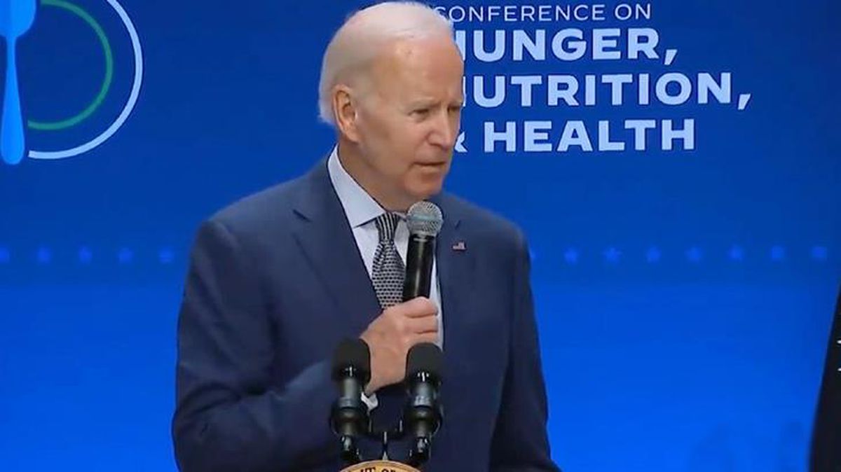 Biden bu kez de geçen ay hayatını kaybeden politikacıyı sahneye davet etti: Jackie neredesin?