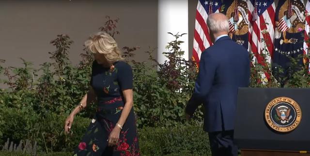 Biden kürsüde yolunu şaşırdı, eşi 'Buradan aşağı gideceksin' dedi Biden kürsüde yolunu şaşırdı, eşi 'Buradan aşağı gideceksin' dedi