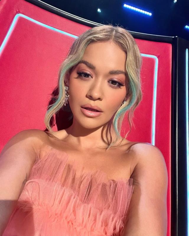 Güzel şarkıcı Rita Ora, pembe suyla doldurduğu küvette çıplak poz verdi Güzel şarkıcı Rita Ora, pembe suyla doldurduğu küvette çıplak poz verdi