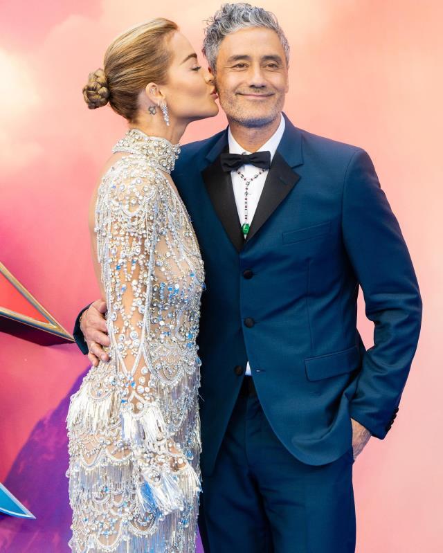 Güzel şarkıcı Rita Ora, pembe suyla doldurduğu küvette çıplak poz verdi Güzel şarkıcı Rita Ora, pembe suyla doldurduğu küvette çıplak poz verdi