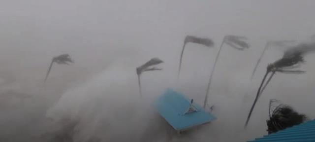 Ian Kasırgası, Florida'yı vurdu! Canlı yayında son gelişmeleri aktaran muhabir az daha uçuyordu Ian Kasırgası, Florida'yı vurdu! Canlı yayında son gelişmeleri aktaran muhabir az daha uçuyordu