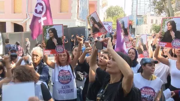 İstanbul'da İran Konsolosluğu önünde saçtan bayraklı protesto