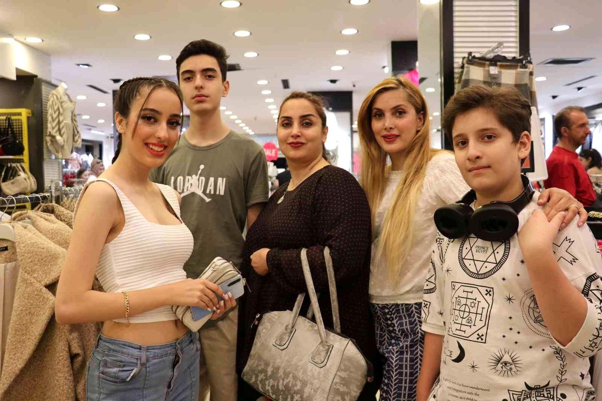 Van haberi... İranlı turistler Van esnafının yüzünü güldürdü