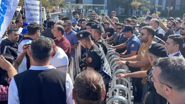 İşçilerin İBB binası önündeki banka promosyonu eyleminde arbede yaşandı