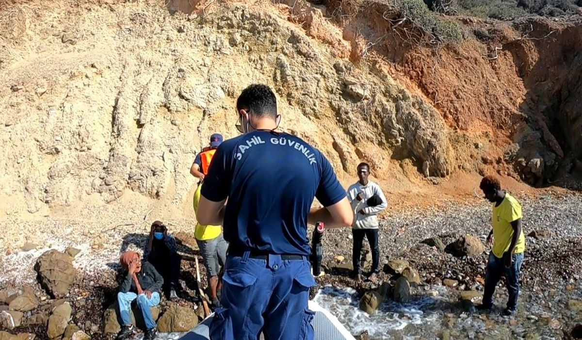 İzmir haberi... İzmir açıklarında 46 düzensiz göçmen kurtarıldı, 34 göçmen yakalandı