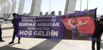 KAHRAMANMARAŞ - Dünya şampiyonu güreşçi Burhan Akbudak, memleketinde coşkuyla karşılandı