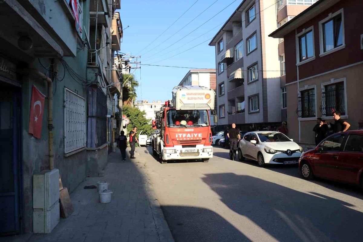 Ekipler seferber oldu, mahalleli sokağa döküldü