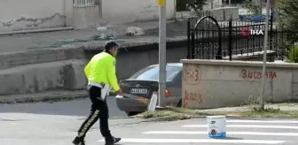 Polis memurları yaya geçidini yeniledi