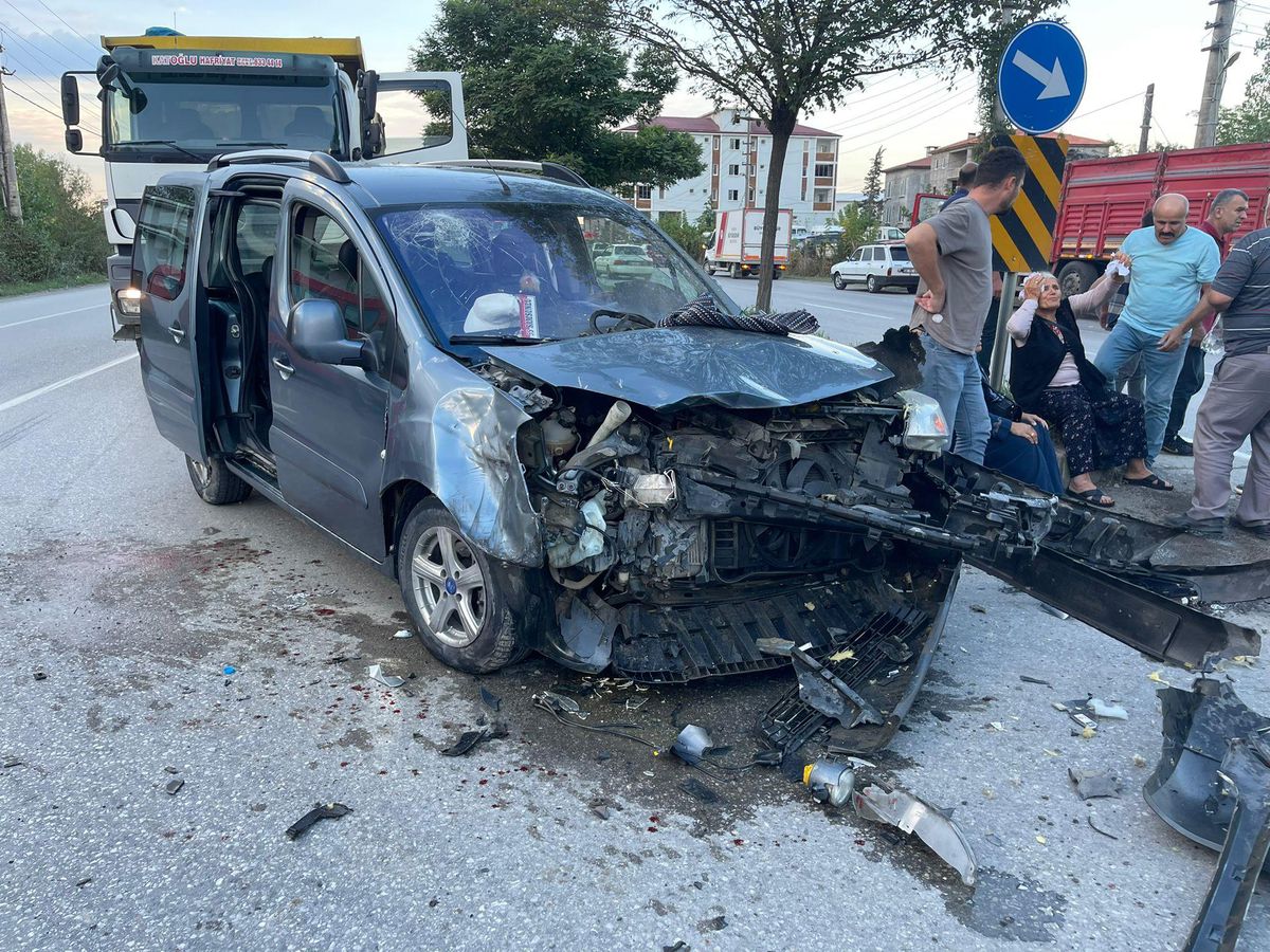 Samsun gündem haberleri | Samsun'da kamyonla çarpışan hafif ticari araçtaki 4 kişi yaralandı