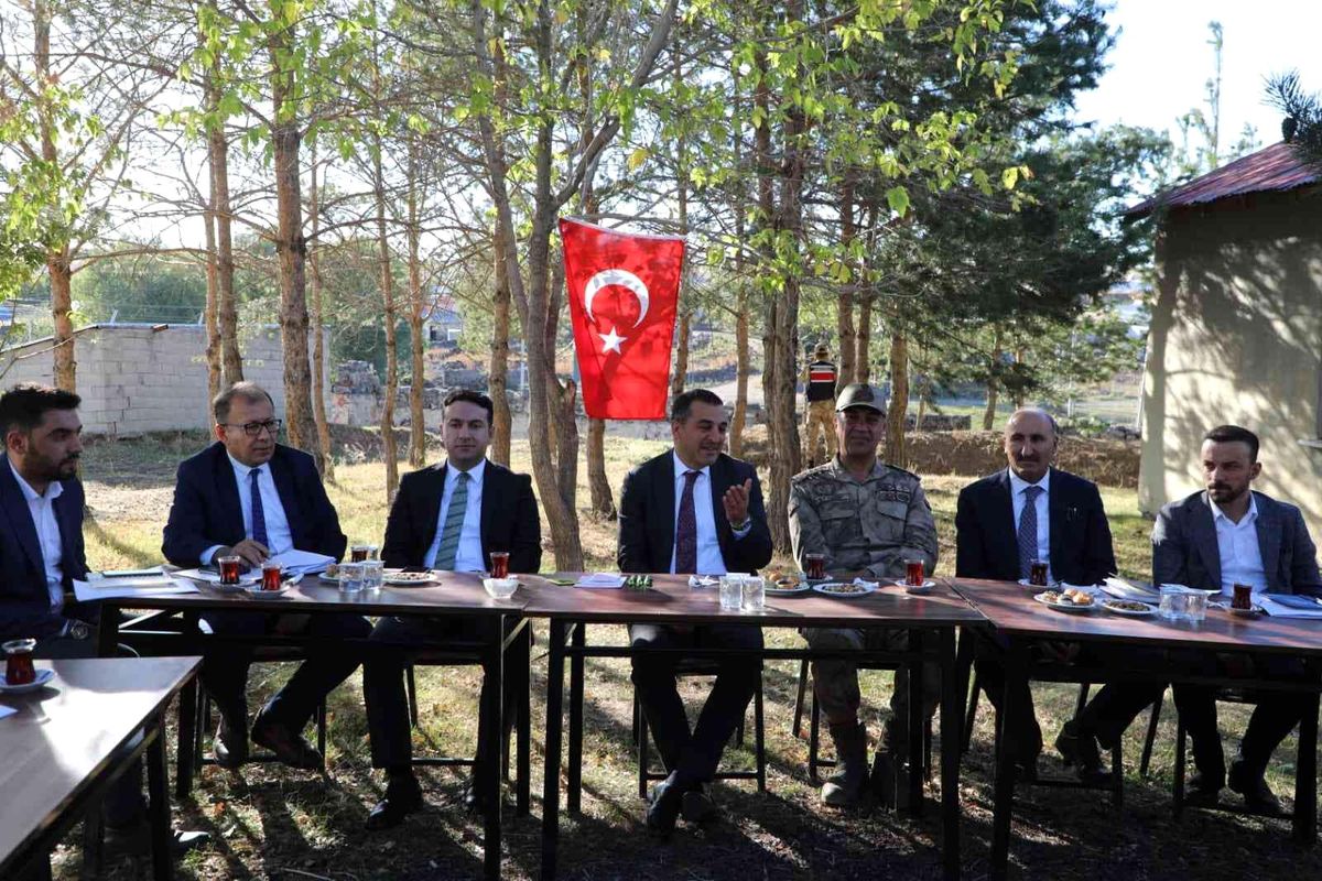 Vali Öksüz, köylülerle bir araya geldi