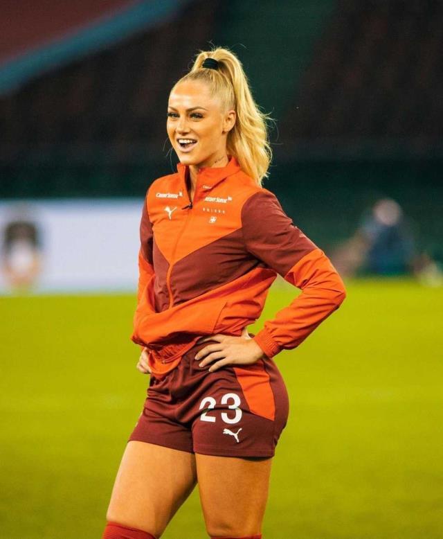 71 yaşındaki erkek sunucu, kadın futbolcunun kalçalarına zum yapılan videoyu paylaşınca ortalık karıştı