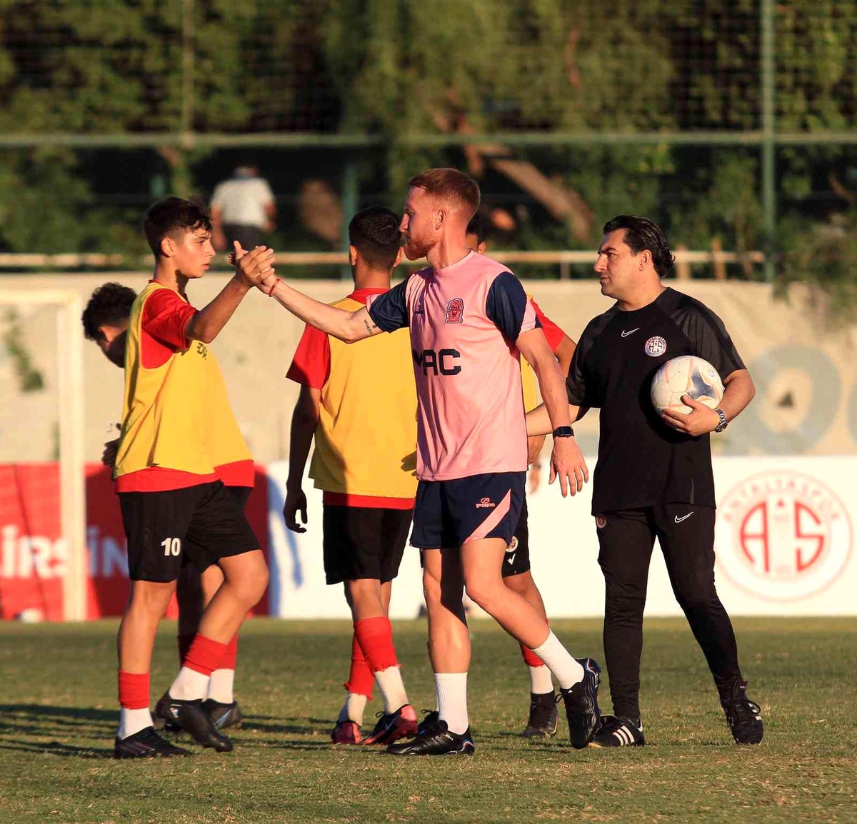 Arjantinli sportif direktör Nicolas Mac Allister Antalyaspor'u ziyaret etti