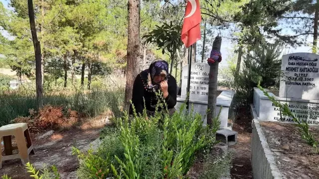 Azra'nın annesi, katilinin ölüm haberini kızına mezarında verdi Azra'nın annesi, katilinin ölüm haberini kızına mezarında verdi