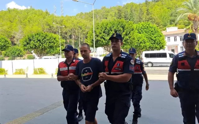 Babasını çekiçle öldüren Rusyalı gencin, annesine saldırdığı anlar ortaya çıktı