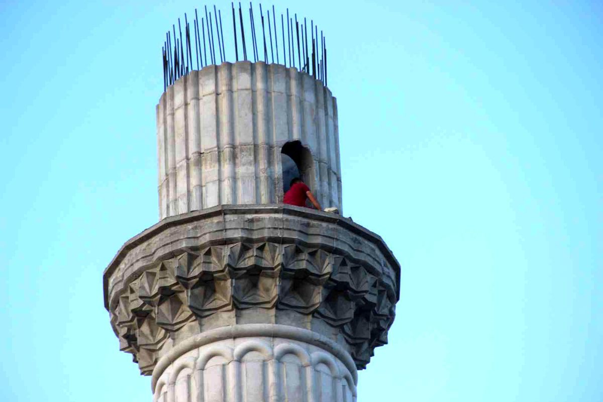 Son dakika haber: Bunalıma girip minareye çıktı, polisler ikna edince aşağı indi