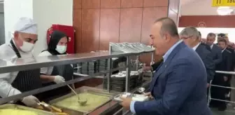 Çavuşoğlu, öğrencilerle yerleşke yemekhanesinde öğle yemeği yedi