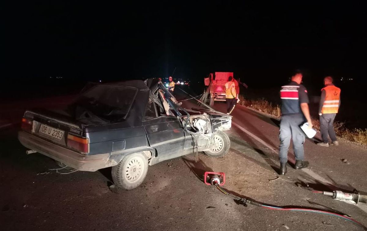 Son dakika haber: Çorum'da traktöre çarpan otomobildeki 1 kişi öldü, 4 kişi yaralandı