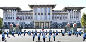 Cumhurbaşkanlığı Muhafız Alayı Tüfekli Gösteri Bölüğü nöbet değişimi gösterisi gerçekleştirildi (1)