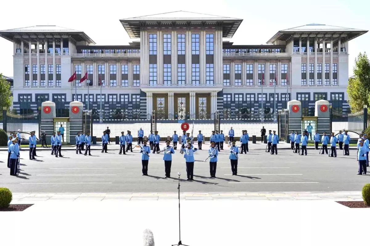 Cumhurbaşkanlığı Muhafız Alayı Tüfekli Gösteri Bölüğü nöbet değişimi gösterisi gerçekleştirildi (1)