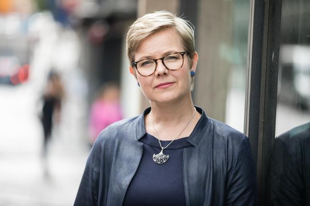 Finlandiya İçişleri Bakanı, canlı yayın sırasında bayıldı