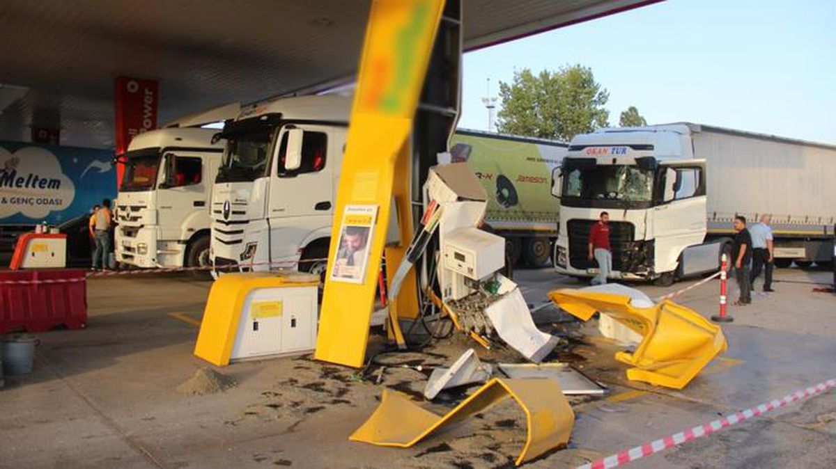 Kontrolden çıkan tır akaryakıt istasyonuna daldı, ortalık savaş alanına döndü