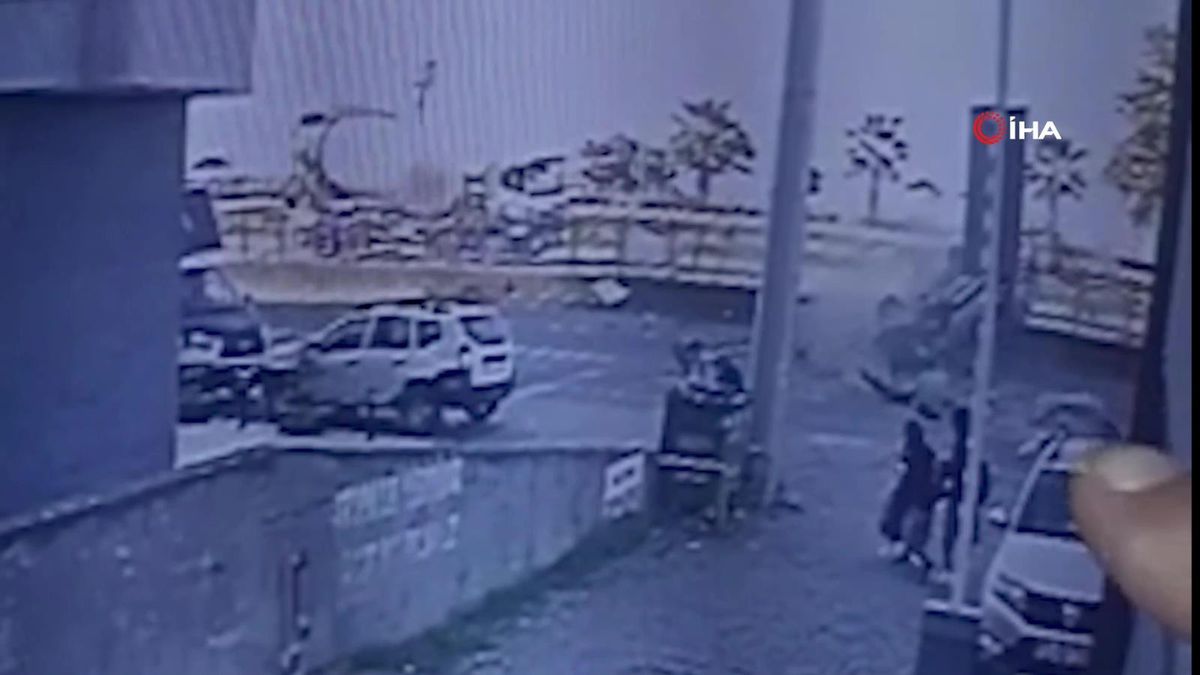 Son dakika haber | Rize'de 2 kişinin yaralandığı kazanın anı kameralara yansıdı