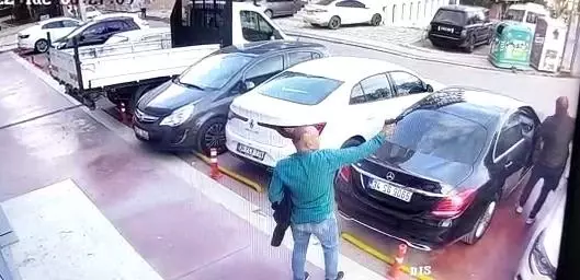 MHP'li üyeye silahlı saldırı anı kamerada! Oturup bekledi, aracına binerken tek el ateş etti MHP'li üyeye silahlı saldırı anı kamerada! Oturup bekledi, aracına binerken tek el ateş etti