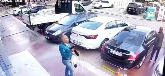 MHP'li üyeye silahlı saldırı anı kamerada! Oturup bekledi, aracına binerken tek el ateş etti MHP'li üyeye silahlı saldırı anı kamerada! Oturup bekledi, aracına binerken tek el ateş etti