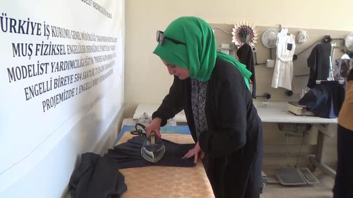 Engelliler kurslara katılarak meslek sahibi oluyor