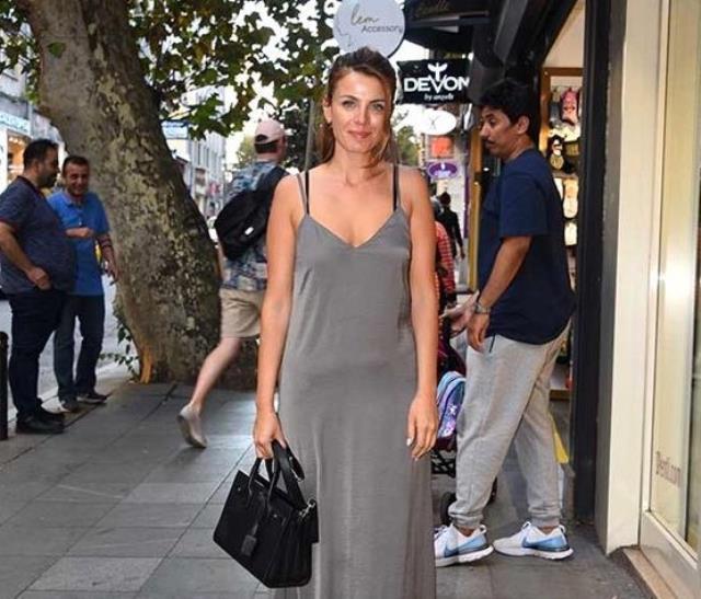 Karnındaki şişlik kafa karıştırdı! Oyuncu Başak Parlak, hamilelik sorularını cevapsız bıraktı Karnındaki şişlik kafa karıştırdı! Oyuncu Başak Parlak, hamilelik sorularını cevapsız bıraktı