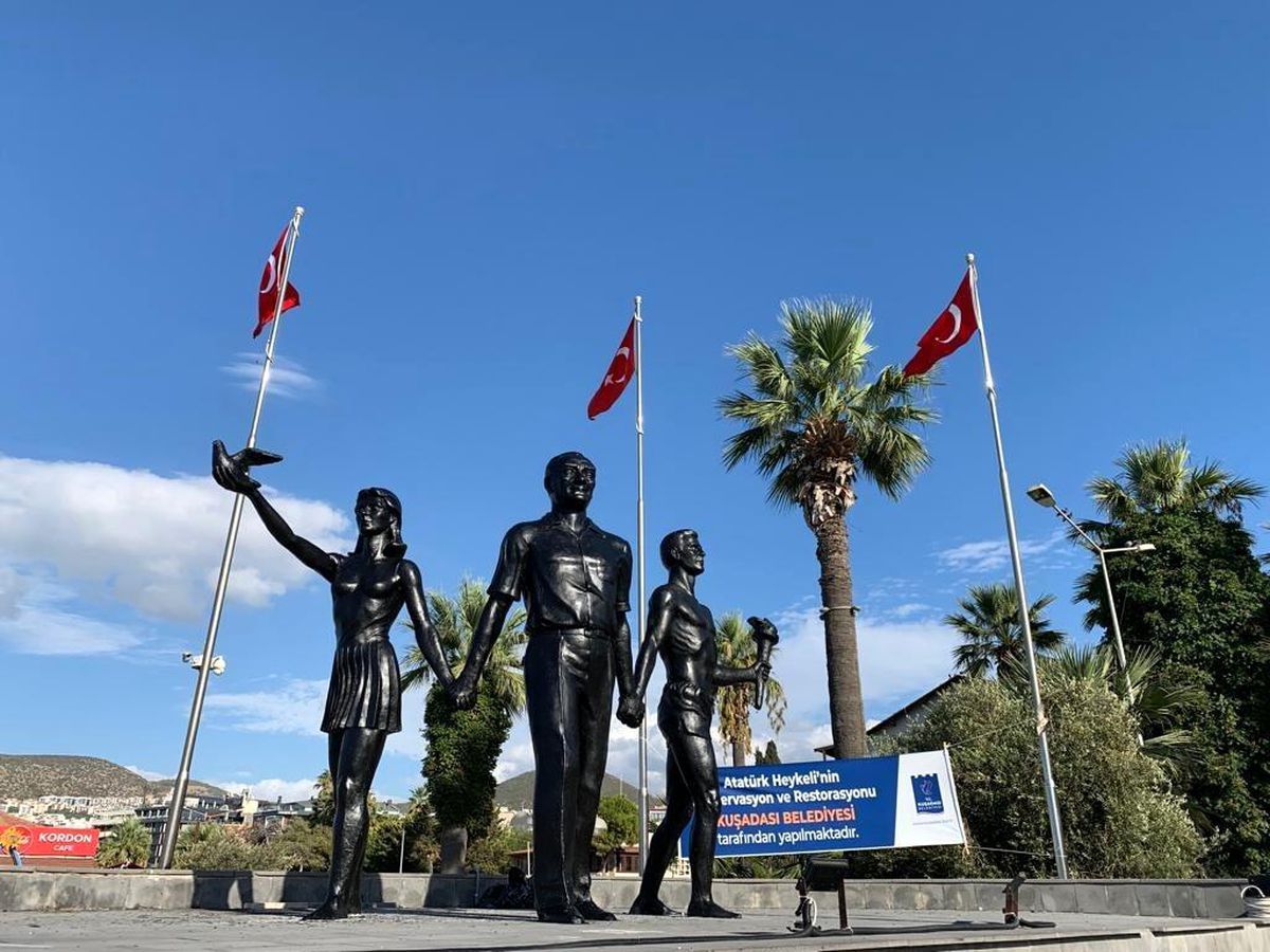Aydın ekonomi haberi: Kuşadası'daki Atatürk heykeli aslına uygun olarak yenilendi