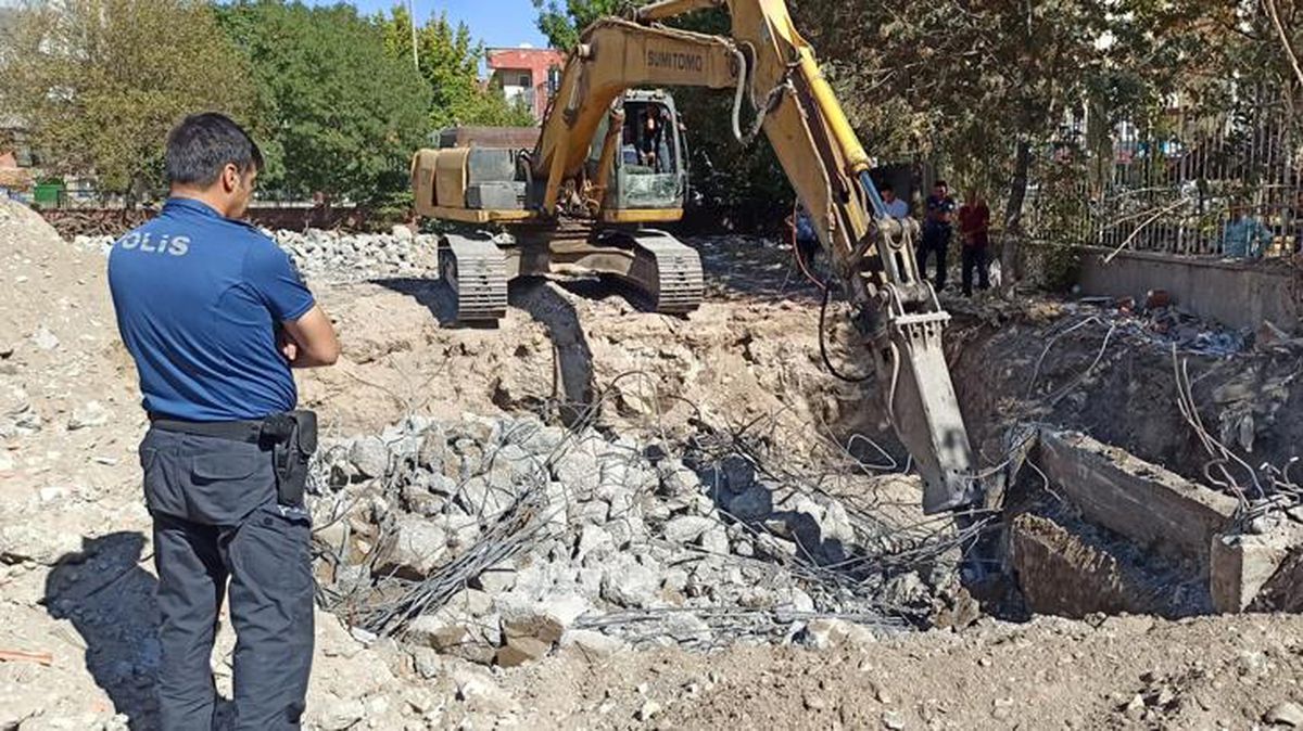 'Okul temeline altın gömüldü' iddiası yetkilileri alarma geçirdi! Kazı çalışmasının başında polis bekledi