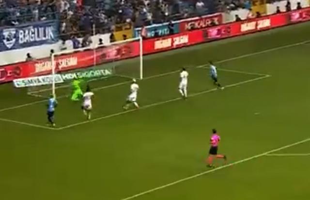 Onyekuru'ya çok çirkin ithamlar! Muslera ile karşı karşıyayken yaptığı ortalığı karıştırdı Onyekuru'ya çok çirkin ithamlar! Muslera ile karşı karşıyayken yaptığı ortalığı karıştırdı