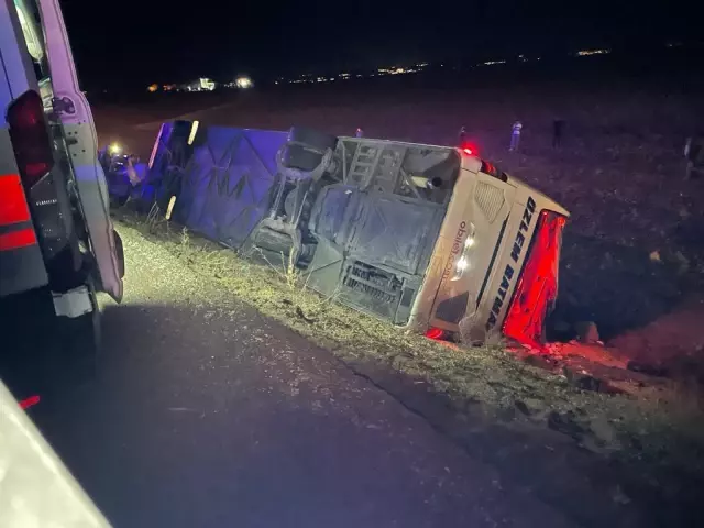 Şanlıurfa'da yolcu otobüsüyle kamyonet şarampole devrildi: 25 yaralı