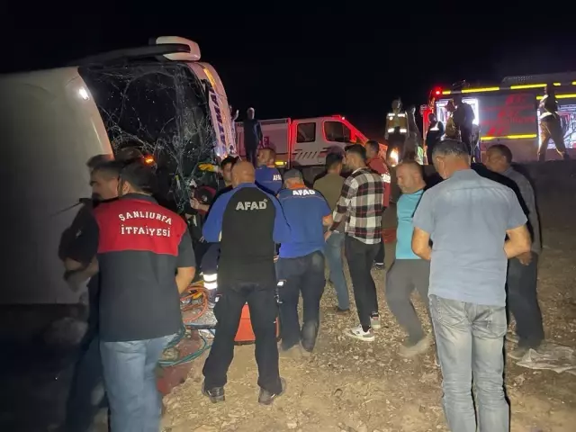 Şanlıurfa'da yolcu otobüsüyle kamyonet şarampole devrildi: 25 yaralı