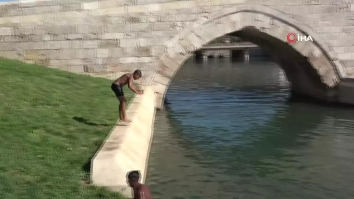 Sıcaktan bunalan çocuklar Yeşilırmak'ta serinledi