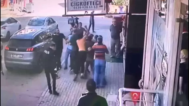 Sinyal verme kavgasında onlarca kişi birbirine girdi: O anlar kamerada Sinyal verme kavgasında onlarca kişi birbirine girdi: O anlar kamerada