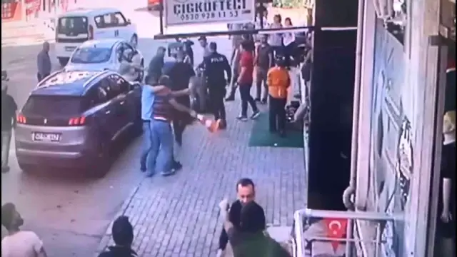Sinyal verme kavgasında onlarca kişi birbirine girdi: O anlar kamerada Sinyal verme kavgasında onlarca kişi birbirine girdi: O anlar kamerada