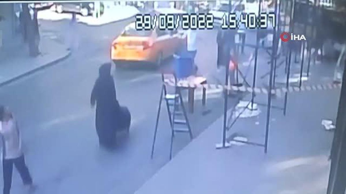 Sultangazi'de inşaat işçilerinin iskeleden düşme anı kamerada