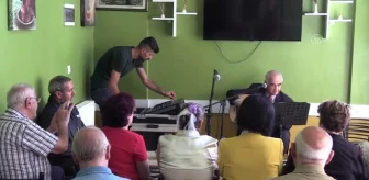 Türk Sanat Müziği korosu çay ocağında konser verdi