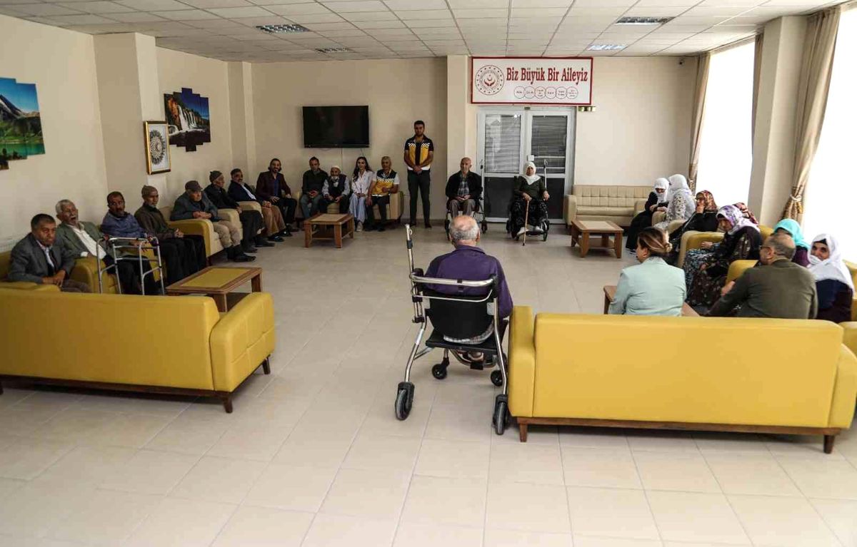 Belediye ve Sağlık Müdürlüğü ekipleri yaşlıları ziyaret etti